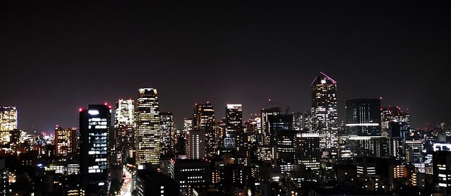 東京タワー越しの、六本木再開発ビル群、圧...
