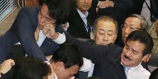 佐藤正久(61)は国会で暴行、逮捕すべき...