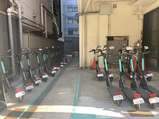 渋谷ナンバーのキックボードが整列していた...