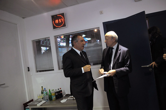 François Bayrou et Olivier Mazerolle discutent pendant une pause publiciataire dans les loges