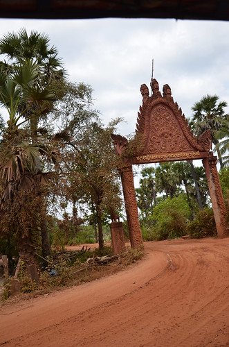 Temple gate from the tuk-tuk ©  Still ePsiLoN