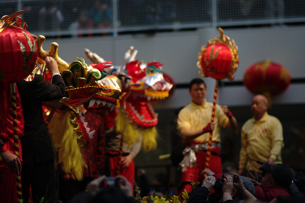 Jozias van Aartsen opent ogen van draak, Chinees nieuwjaar in Den Haag
