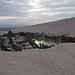La laguna di Huacachina circondata dalle dune