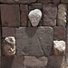 Le mura del Templete Subterráneo sono adornate da volti sbozzati nella pietra (Tiwanaku)