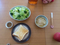 【今日の昼げ.山盛り野菜サラダとトースト】の写真