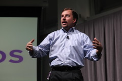 CEO Scott Thompson greets Yahoos at Sunnyvale HQ