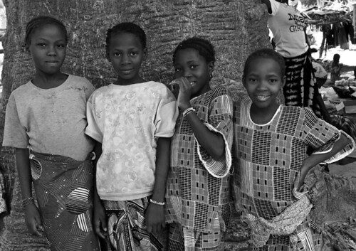 Monique and the Mango Rains: The Extraordinary Story of Friendship in a Midwife's House in Mali. Kris Hooloway Kris Holloway