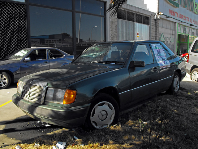 abandoned car mercedes d coche mercedesbenz 300 w124 abandonado eclass clasee