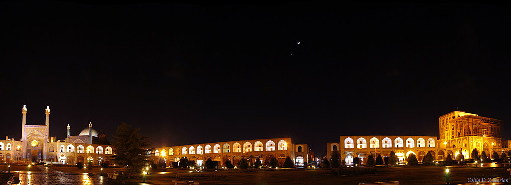 Луна и Венера одновременно видны со старинной площади в Исфахане. Известный как “Нагше-Джанхан” (“Картина мира”), этот комплекс, занесённый в список мирового культурного наследия ЮНЕСКО, включает 400-летние мечети, дворцы и крытый базар.