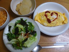 【今日の夕げ.オムライス、春菊サラダ、大根と揚げの煮物】の写真