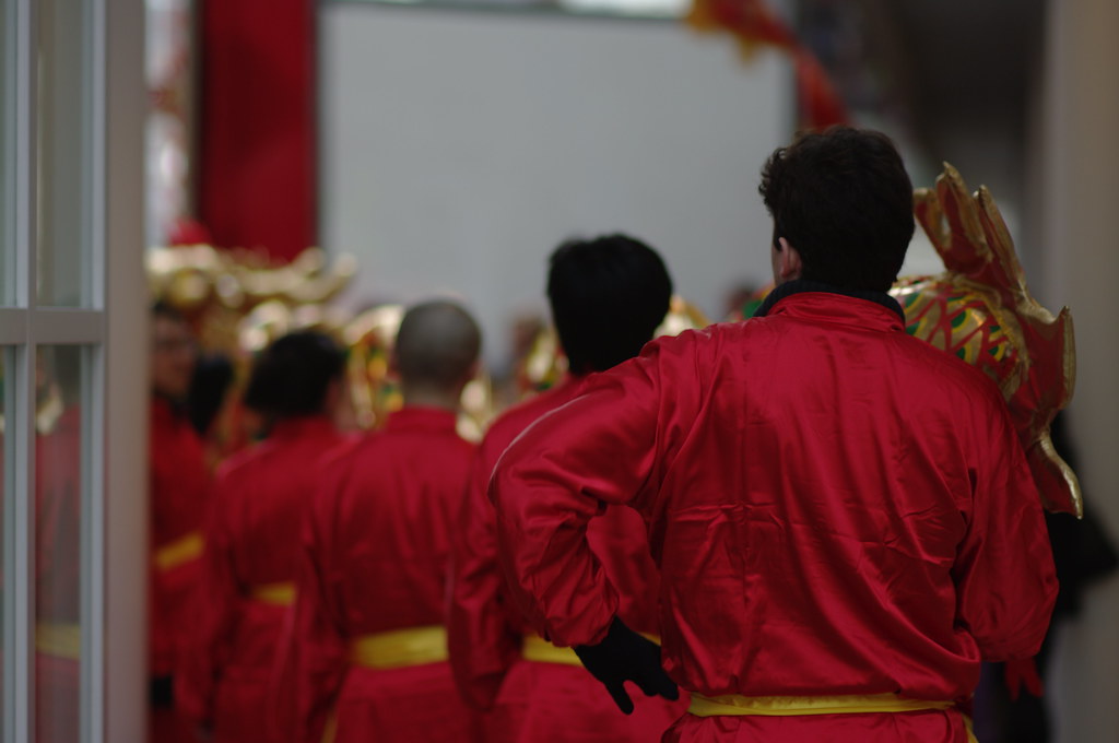 waiting dragon dancers, Chinees nieuwjaar in Den Haag