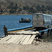 Dall'altro versante un bus turistico è pronto per passare lo stretto di Tiquina