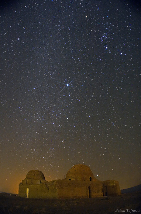 Звёздная ночь над дворцом Сасанидов в провинции Фарс. 