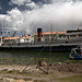 Una vecchia nave ancorata nel porto di Puno