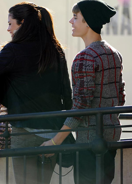 Waw! Careful With Your Hand Justin Bieber!!!