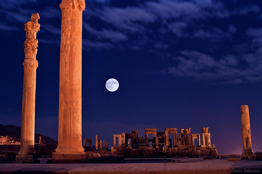 Полная Луна над Персеполисом, 2500-летним комплексом древних персидских дворцов и храмов в окрестностях Шираза (южный Иран), занесённым в список мирового наследия ЮНЕСКО.