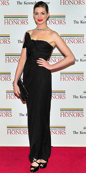 Anne Hathaway con scarpe Casadei al 2011 KENNEDY CENTER HONORS Gala Dinner a Wahginton