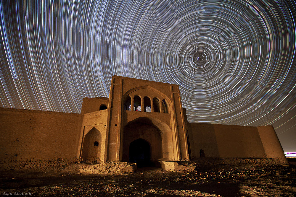 Звёзды кружатся вокруг Полярной Звезды над старинным караван-сараем в Куше, рядом с городом Дамганом. 