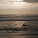 Un surfista raggiunge le onde di Huanchaco prima del tramonto