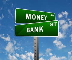 MONEYとBANKの緑の標識