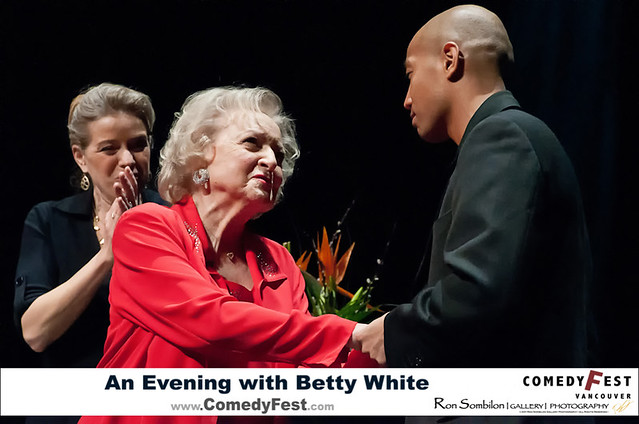 CHEQUE PRESENATION-COMEDYFEST PASSION CHASER- BETTY WHITE-SIGNATURES-An Evening with Betty White – COMEDY FEST VANCOUVER – GLOBAL BC – Photos by Ron Sombilon Gallery-G--35-WEB