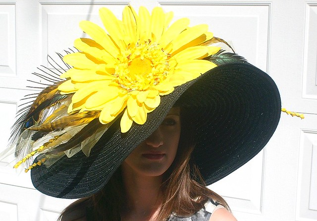 KENTUCKY DERBY Hat with Yellow Daisy