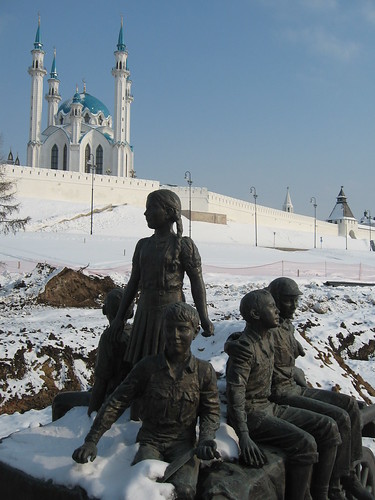 Kazan', Pamyatnik u kremlya ©  Grigory Gusev