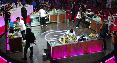 The Final Four kiddie cooks prepare their dream dishes at the Junior MasterChef Pinoy Edition The Lice Cook-off