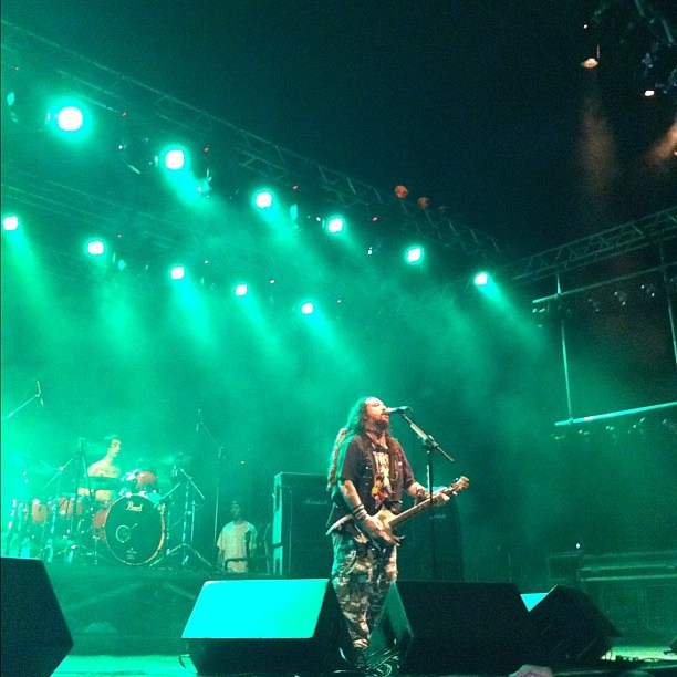 Soulfly, last night, performing for the first time in Goiânia. Fucking excellent! Max Cavalera is a living legend. Even with half of his face paralized by Bell palsy (sp?), he played for almost 90 minutes without losing his voice and enthusiasm! One great