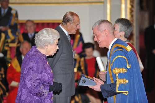 Vice-Chancellor Sir David Bell collects the Prize from Her Majesty the Queen