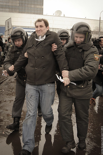 Police escorted the prisoner. ©  Evgeniy Isaev