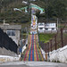 La colorata scalinata che sale sul fianco della collina (Pujilí)
