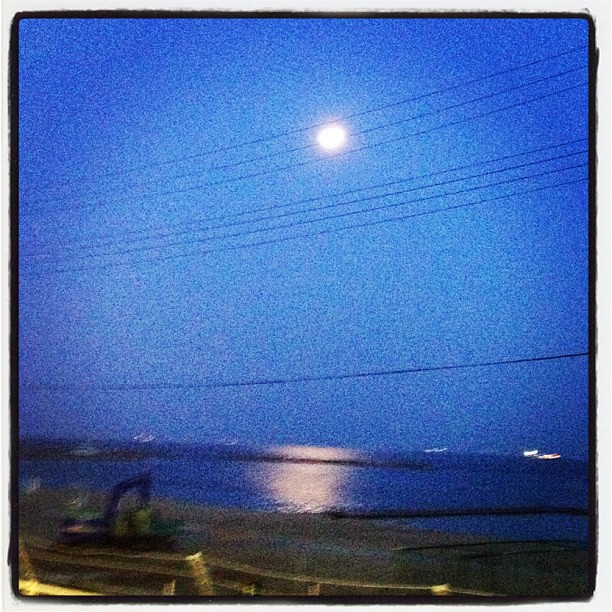 須磨海岸の月明かり