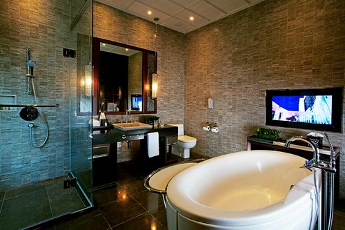 A Luxury Club Millésime Room bath