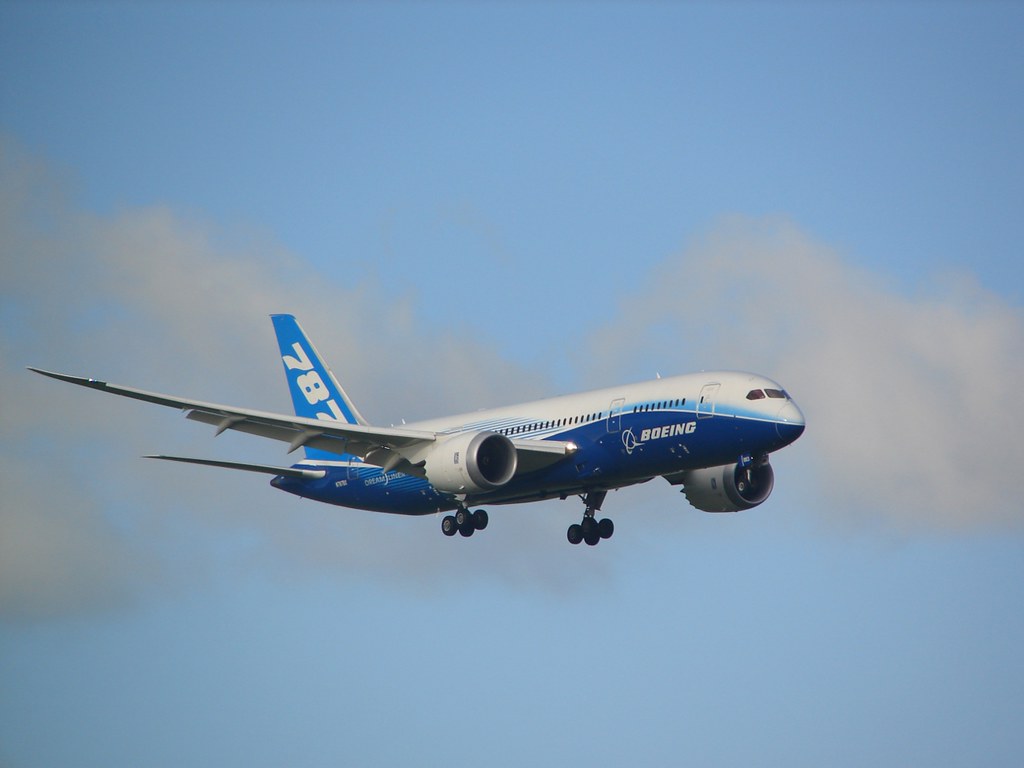 Boeing 787 on finals at Auckland (NZAA) by DeeKnow, on Flickr