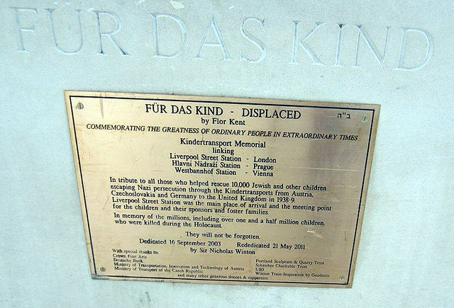 FUR DAS KIND - DISPLACED - Flor Kents memorial to ordinary people in extraordinary times