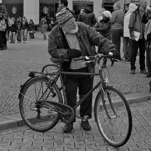 Uomo con bicicletta ©  specchio.nero
