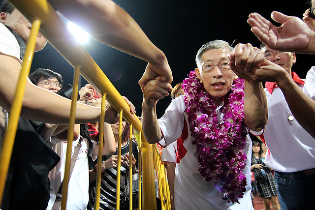 Chiam See Tong greets supporters during 2011 GE