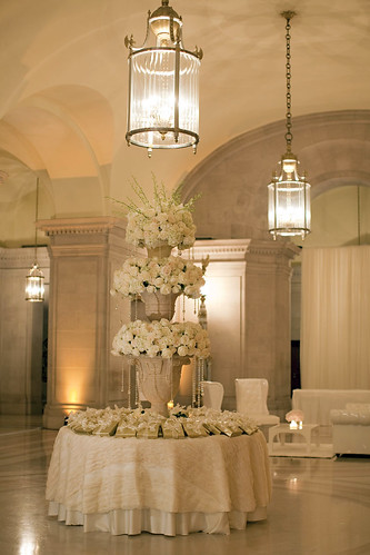 Large weddings usually have dramatic floral designs throughout their event
