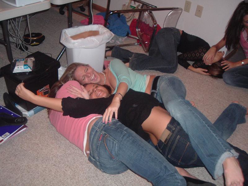 Три ванильные девицы на диване ласкаются после пьянки - порно фото