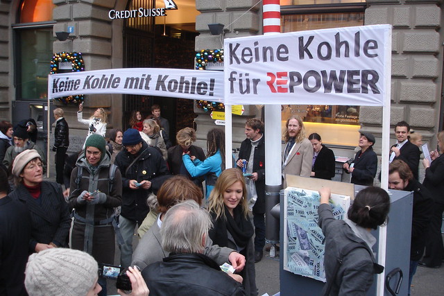 Geldeinwurf-Halbtotale-Keine-Kohle-fuer-Repower-2011-12.03