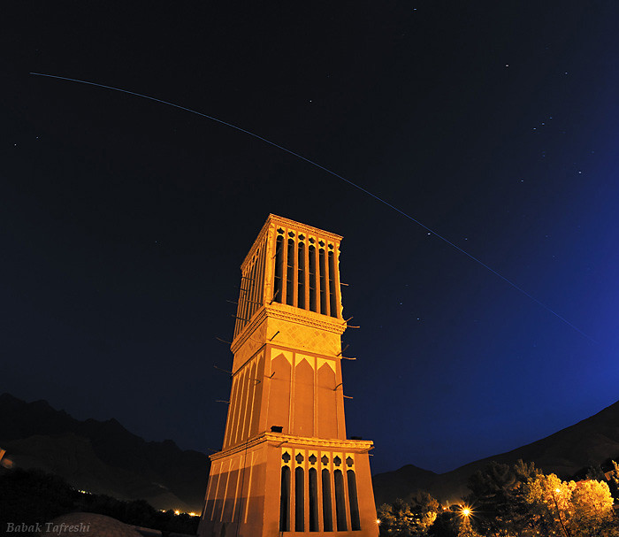 Международная Космическая Станция проходит над традиционной ветровой башней (бадгиром) в Тафте, в окрестностях Йезда в центральном Иране. Ветровые башни использовались столетиями в качестве отличного “экологичного” и традиционного “естественного кондиционера” в районах пустынь.