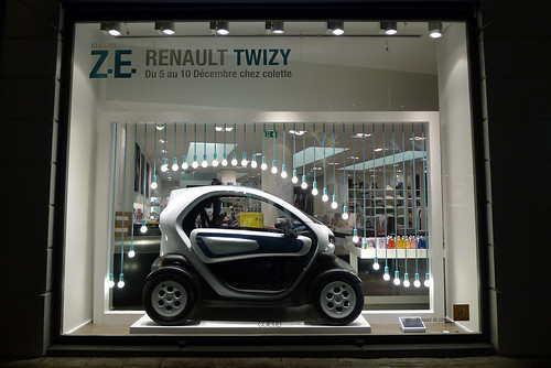 Vitrine Renault Twizy chez Colette - Paris, décembre 2011