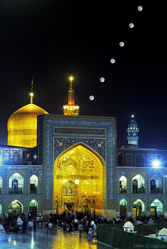 Полная Луна поднимается над старинным мавзолеем Имама Резы (Имам Али Рида в шиитском исламе, с VII – IX вв.) в Мешхеде (северный Иран). Этот огромный комплекс является крупным туристическим центром, привлекая по 15-20 миллионов паломников ежегодно.