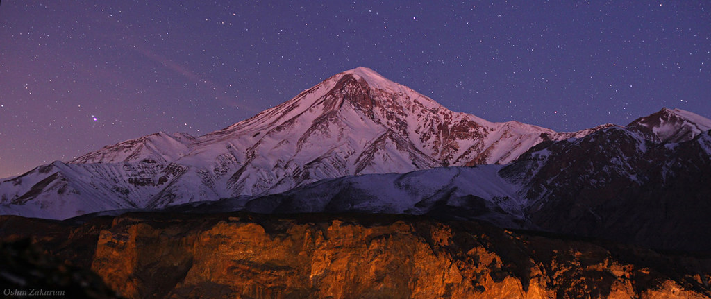 Первые лучи утреннего солнца на горе Демавенд – одном из самых живописных действующих вулканов, высотой 5610 м. Вулкан, расположенный внутри горного хребта Эльбурс, в персидской культуре считается легендарной горой.