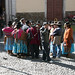 Gruppo di Aymara discute fuori da una chiesa (La Paz)