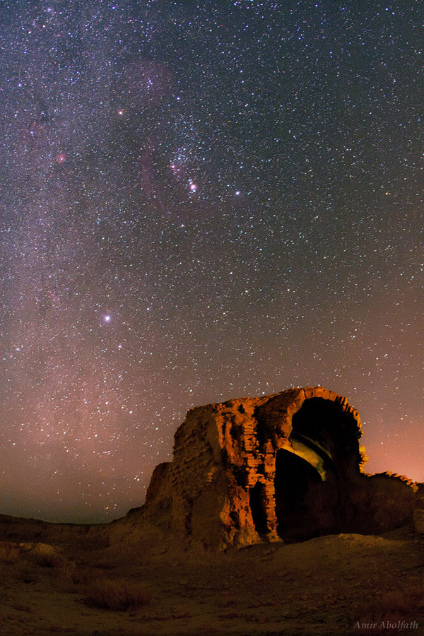 Зимние звёзды и Млечный путь в небе пустыни в окрестностях Дамгана, древнего иранского города. 