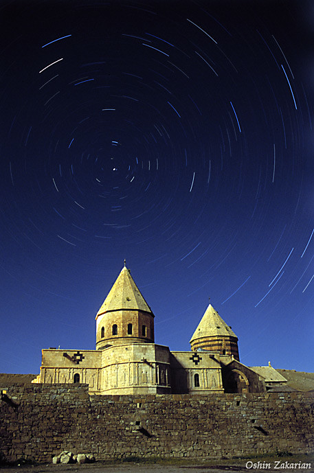 Северные звёзды проплывают над одной из древнейших церквей мира – армянским монастырем святого Фаддея, занесённого в список мирового наследия ЮНЕСКО (север Ирана). Впервые фундамент этой церкви был заложен в 68 г. н.э.