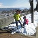 雪に喜ぶ子供たち。の写真