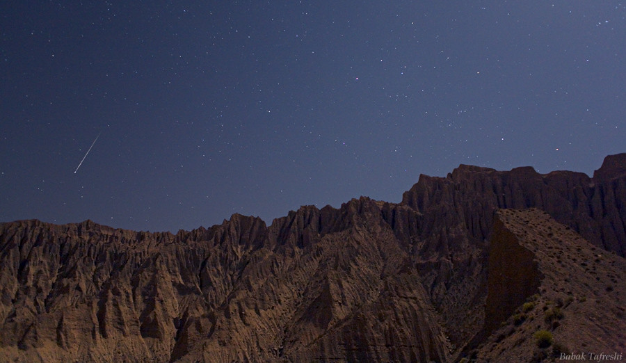 Ночь кульминации метеоритного дождя (Персеиды), когда Луна в последней четверти освещает удивительные скальные формации в горах Эльбурс, в окрестностях Фирузкух. 